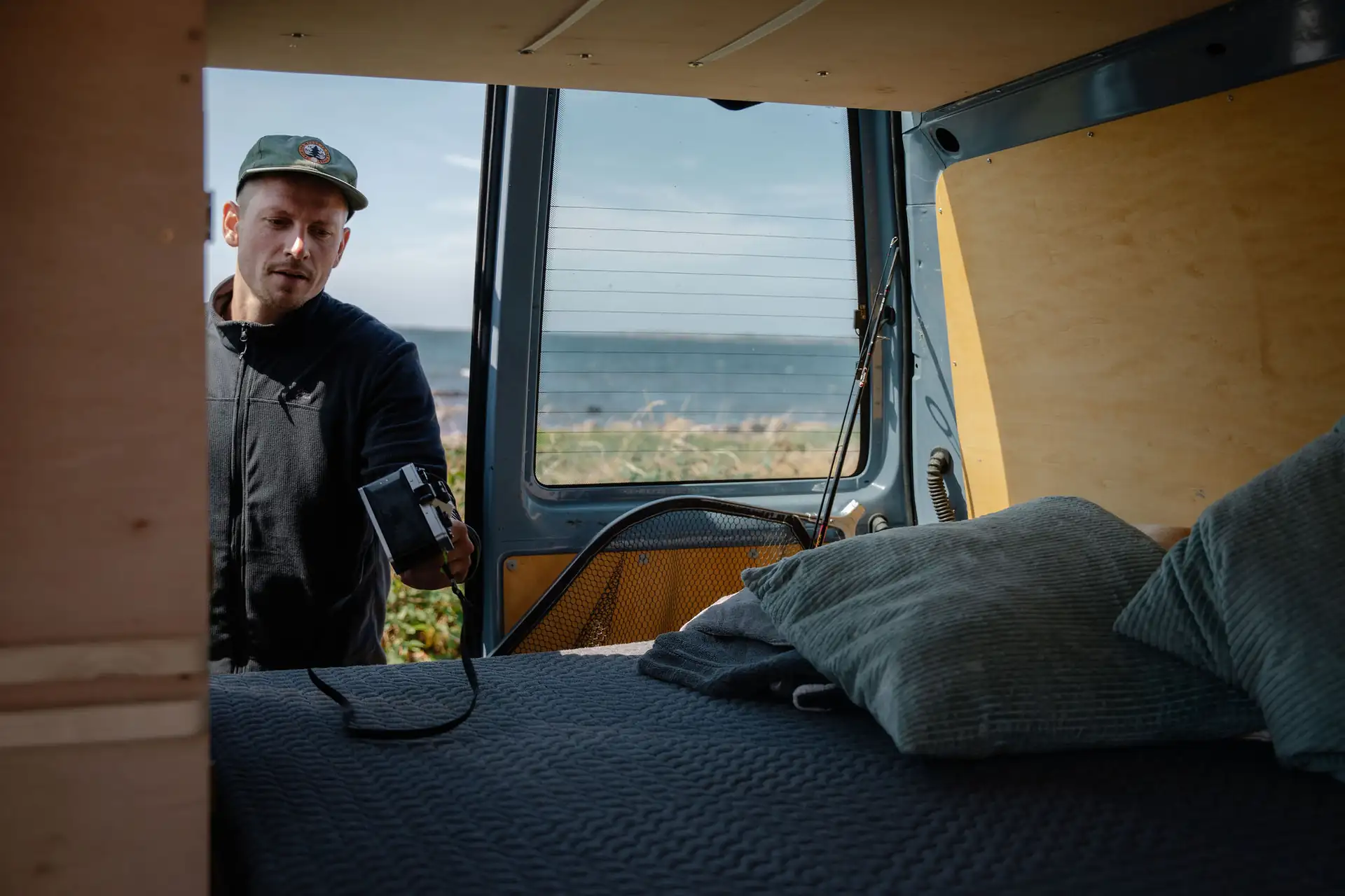 Mood, Mann oeffnet Kofferaum vom Van