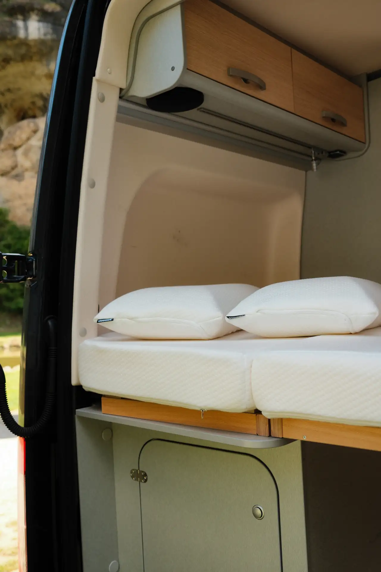 Vanmade Nackenkissen, Farbe weiss, liegend auf Matratzen nach Mass