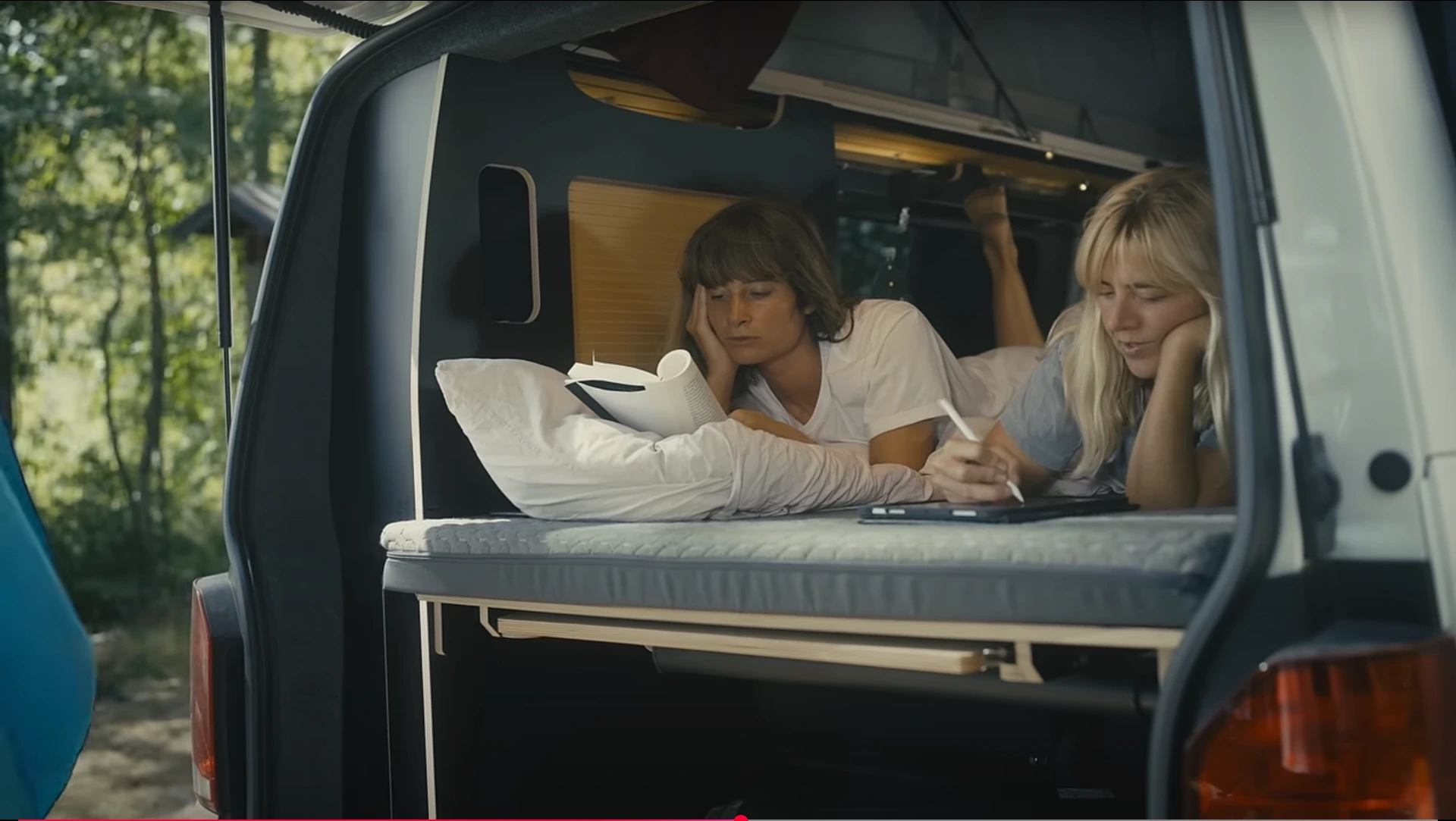 Vanmade Camping Lifestyle mit jungen Frauen