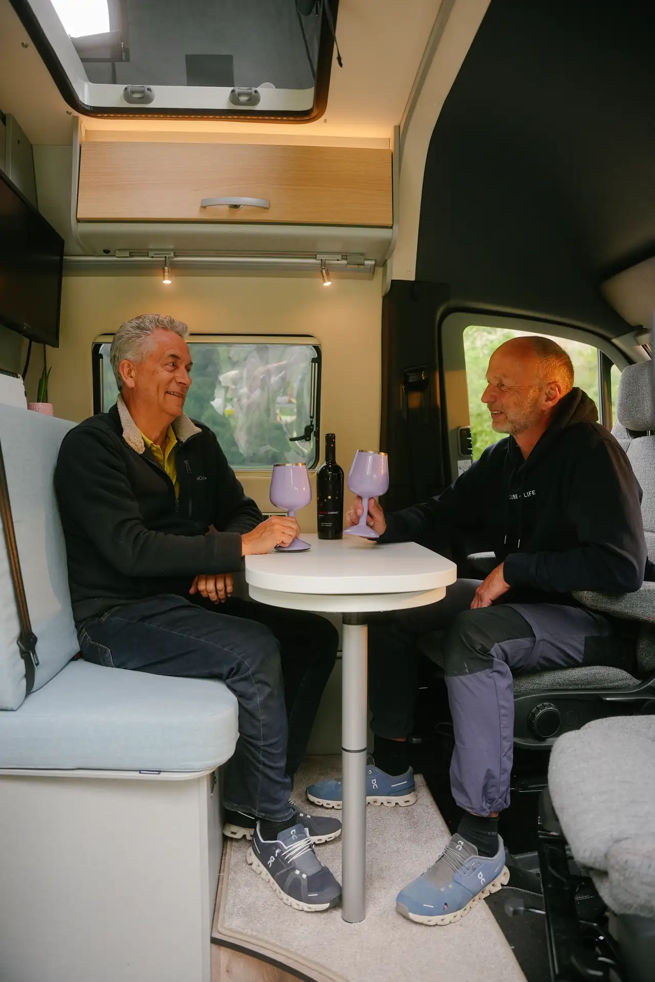 Vanmade Polster nach mass im Campingfahrzeug, froehliche Menschen