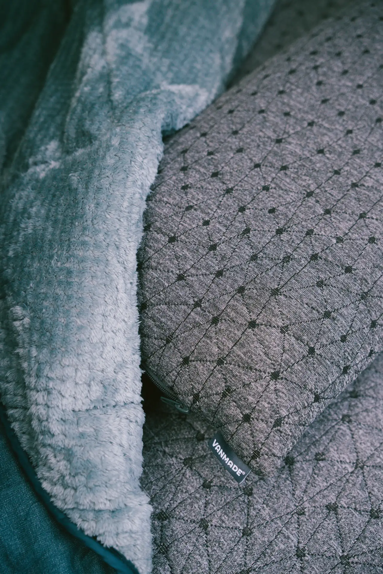 Detail, Vanmade Nackenkissen, dunkler Bezug, mit Outdoordecke