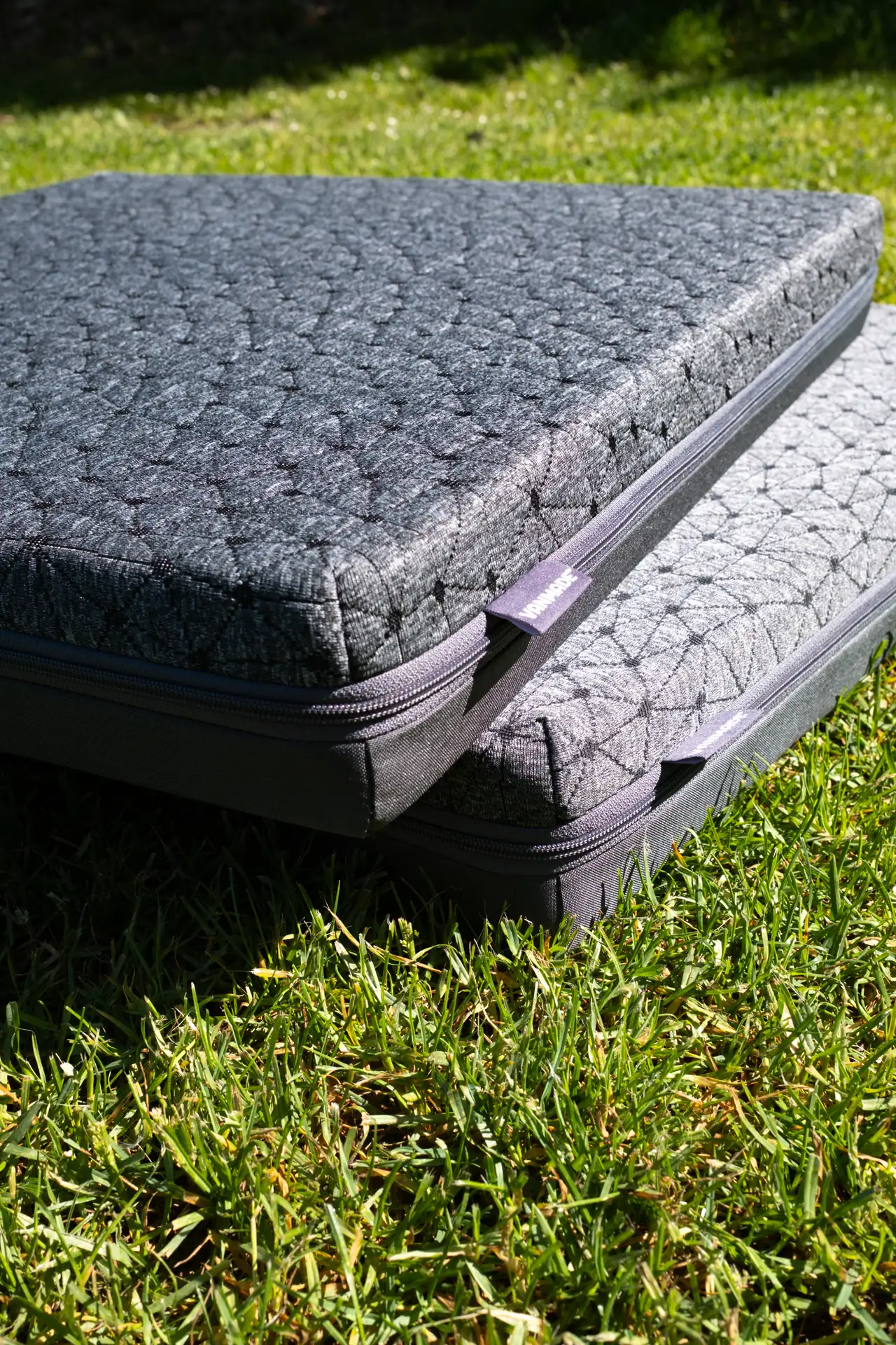 Mood, Vanmade Original Matratze, liegend auf einer Wiese, outdoor