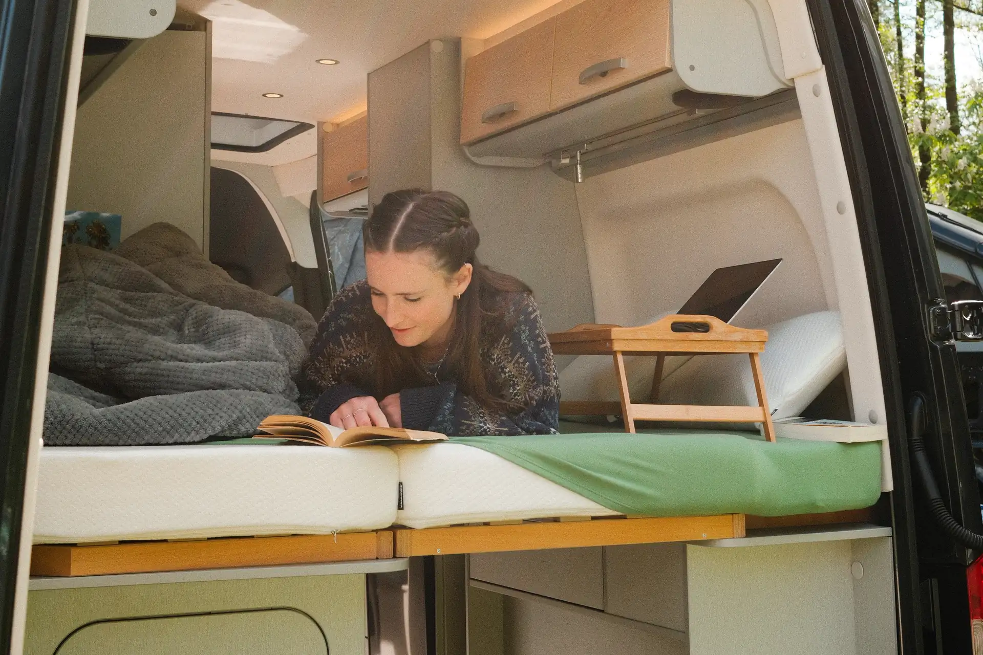 Lifestyle, Vanmade Matratze Spannbettlaken im Van Frau liest