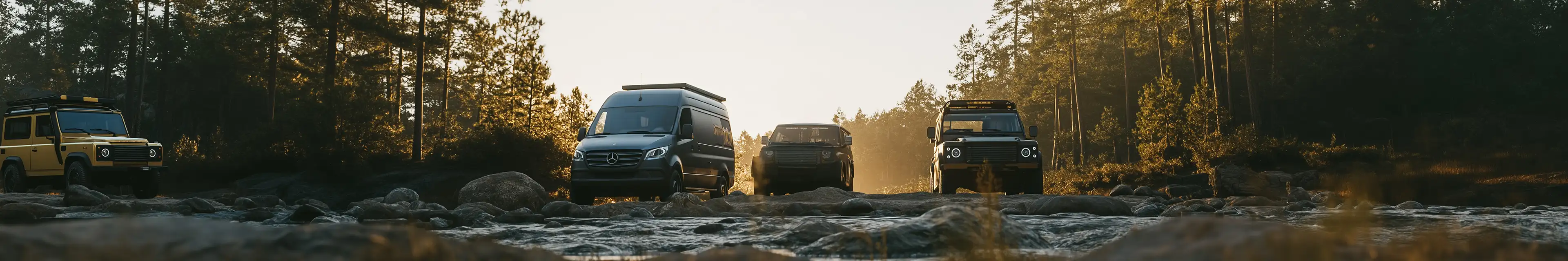 Banner, alle Fahrzeugklassen bei Abendlicht im Flussbett