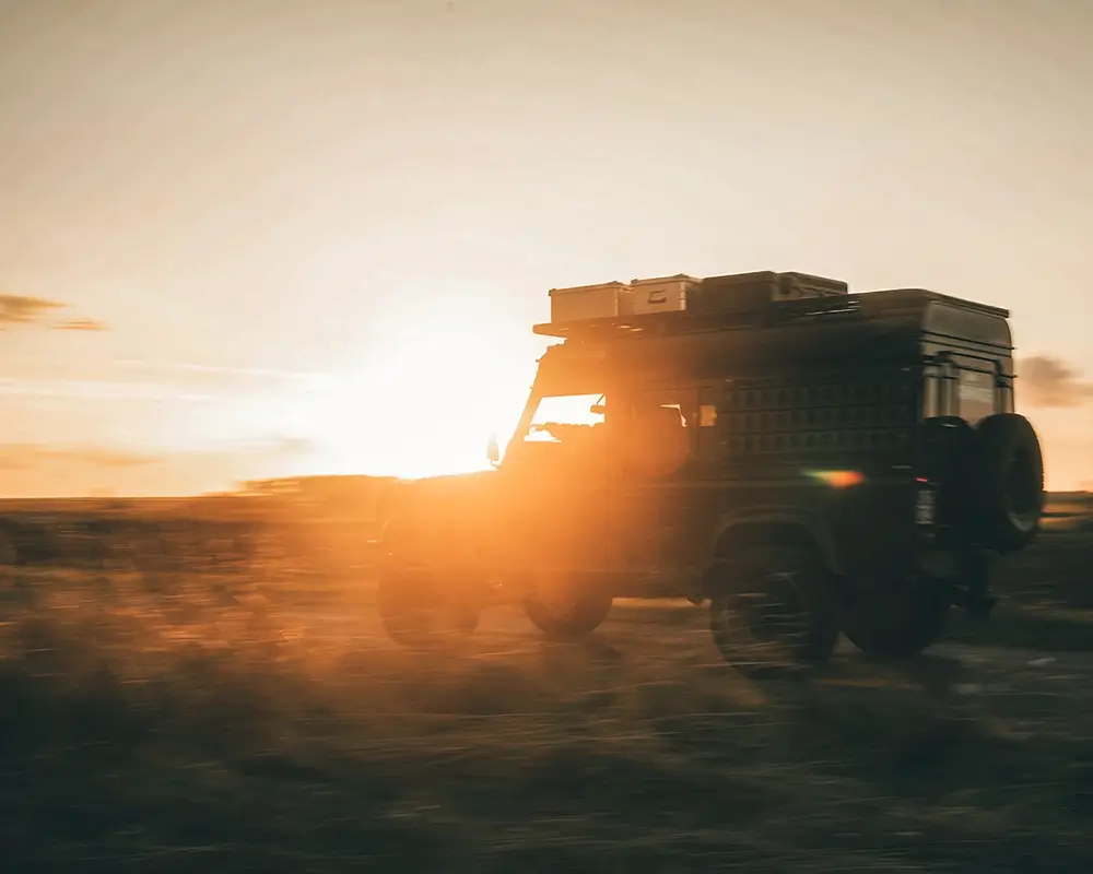 Defender faehrt in der Abendsonne
